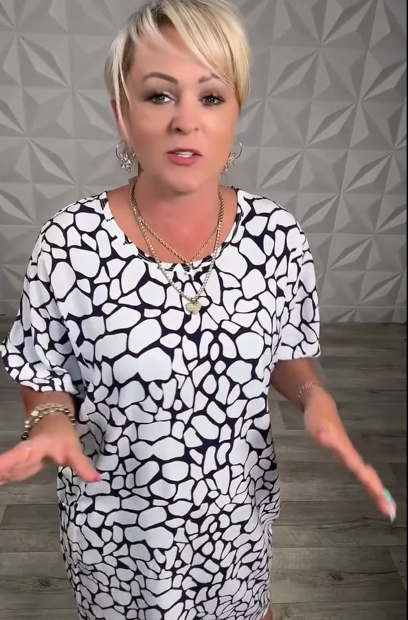 Sukienka z okrągłym dekoltem i krótkim rękawem, wygodna i luźna