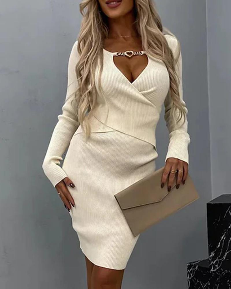 Sukienka z dzianiny sweterkowej z łańcuszkiem w kształcie serca