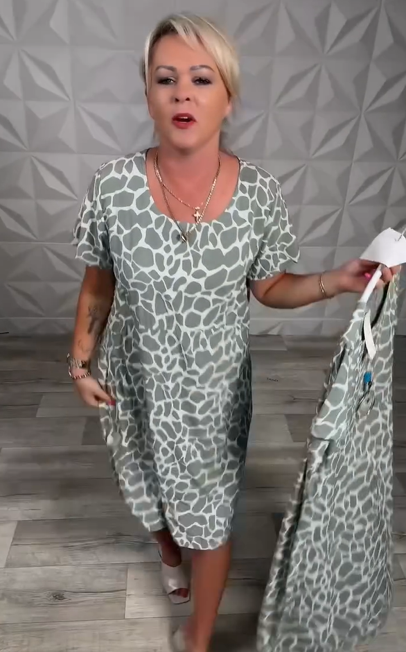 Sukienka z okrągłym dekoltem i krótkim rękawem, wygodna i luźna