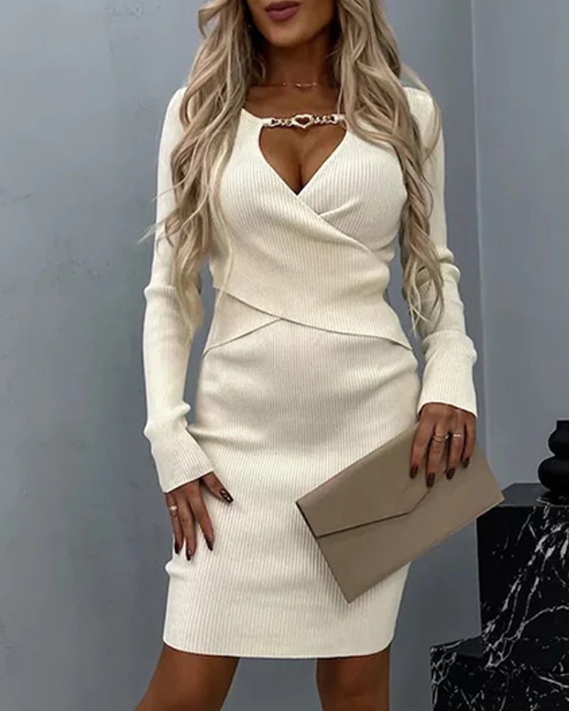 Sukienka z dzianiny sweterkowej z łańcuszkiem w kształcie serca