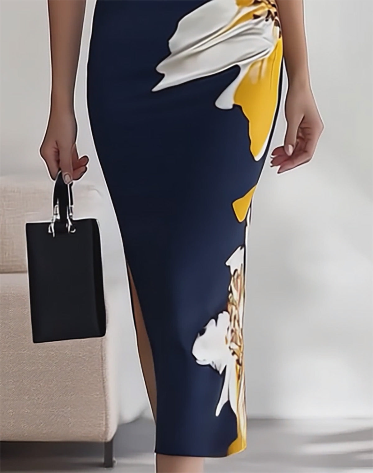 Sukienka bez rękawów z granatowym dekoltem z kwiatowym nadrukiem