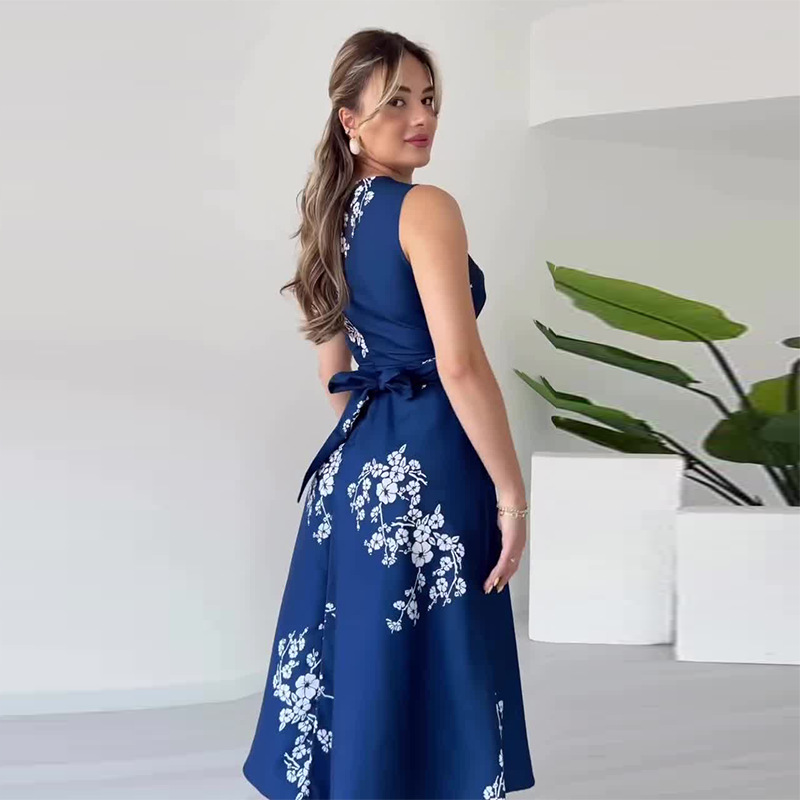 Sukienka damska bez rękawów z nadrukiem i dekoltem w serek